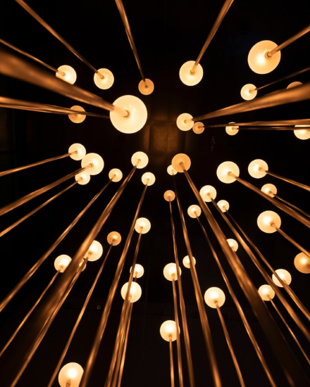 Goula Figuera Studio celebra la Navidad y el 10º aniversario del Disseny Hub Barcelona con una instalación luminosa
